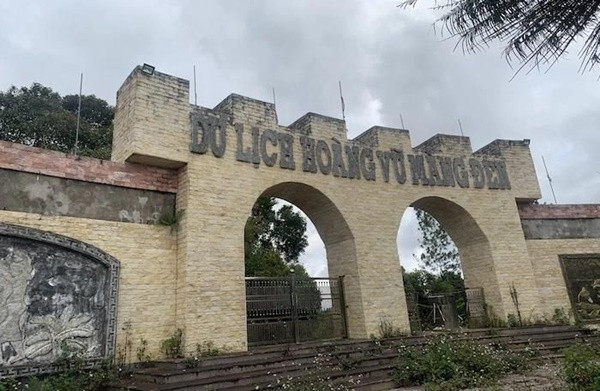 Khu Du lịch Hoàng Vũ Măng Đen có quy mô 30 ha, trong đó có 7 ha lòng hồ, 20 ha rừng nguyên sinh, bao quanh lòng hồ Toong Đam. Đây là một trong 7 hồ lớn có tên trong truyền thuyết “Bảy hồ ba thác” của người Xê Đăng Mơ Nâm kể về lịch sử hình thành của vùng đất Măng Đen huyền thoại.