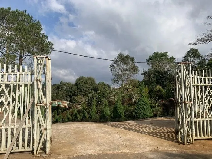 Theo kế hoạch, từ năm 2018, DN sẽ triển khai tiếp khu Resort, khu Liên hợp thể thao, khu tâm linh và một số loại hình giải trí khác như bơi lội, du thuyền và các loại hình truyền thống của địa phương. Tuy nhiên, tất cả đều đã dừng lại và khu du lịch đang ngày trở nên hoang vắng, xuống cấp.