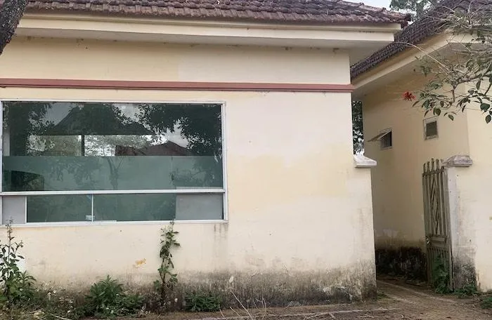 Các khu nhà xuống cấp, hoang tàn.