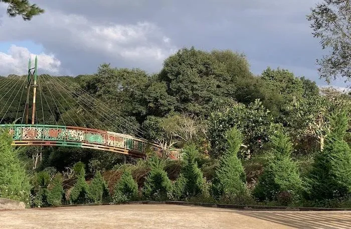 Với cảnh quan thiên nhiên sơn thủy hữu tình, khu du lịch sinh thái Hoàng Vũ Măng Đen được kỳ vọng sẽ mang đến cho du khách thập phương một điểm dừng chân mới lý tưởng trong quần thể khu du lịch sinh thái Quốc gia Măng Đen.