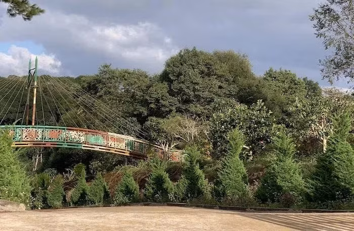 Với cảnh quan thiên nhiên sơn thủy hữu tình, khu du lịch sinh thái Hoàng Vũ Măng Đen được kỳ vọng sẽ mang đến cho du khách thập phương một điểm dừng chân mới lý tưởng trong quần thể khu du lịch sinh thái Quốc gia Măng Đen.