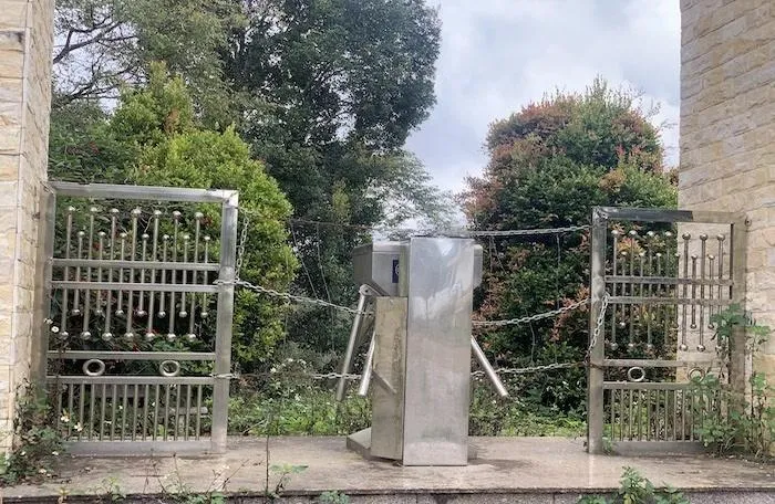 Khu du lịch Hầu như không có khách đến, cổng đón khách trong tình trạng chăng dây xích, hư hỏng.