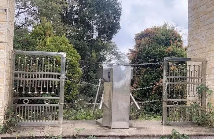 Khu du lịch Hầu như không có khách đến, cổng đón khách trong tình trạng chăng dây xích, hư hỏng.