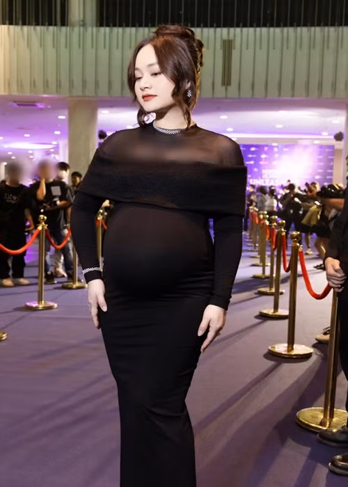 Lan Phương mang bầu lần 2. Giống Phương Oanh, cô nghén nặng trong vài tháng đầu.