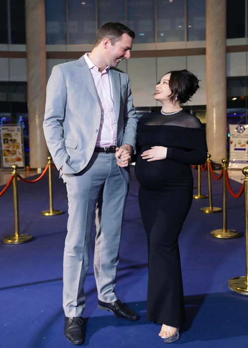 Lan Phương được chồng Tây hộ tống khi tham gia các sự kiện.