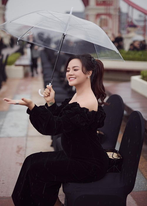 Cô được khen đẹp mặn mà hơn khi mang thai.