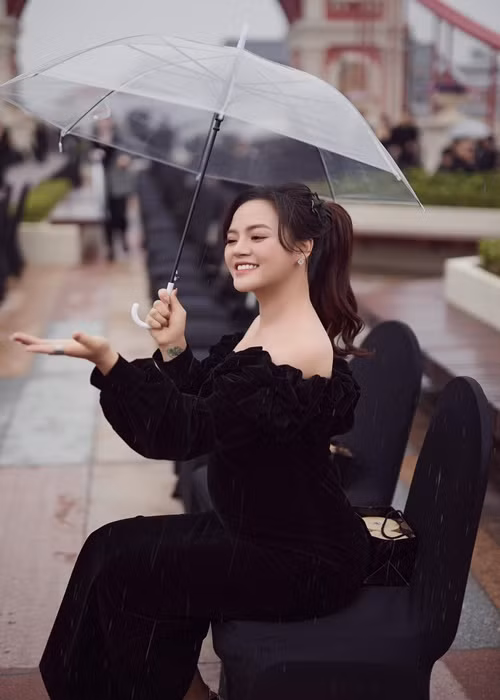 Cô được khen đẹp mặn mà hơn khi mang thai.