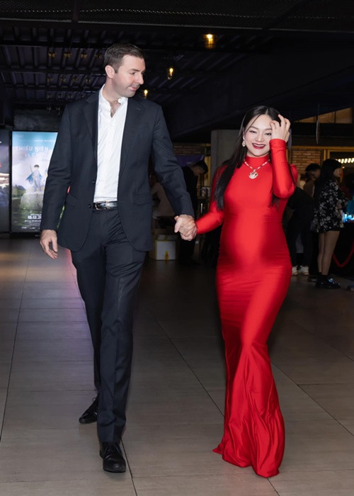 Vợ chồng nữ diễn viên kết hôn được 6 năm, có một cô con gái đầu lòng.