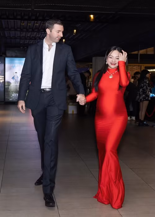 Vợ chồng nữ diễn viên kết hôn được 6 năm, có một cô con gái đầu lòng.