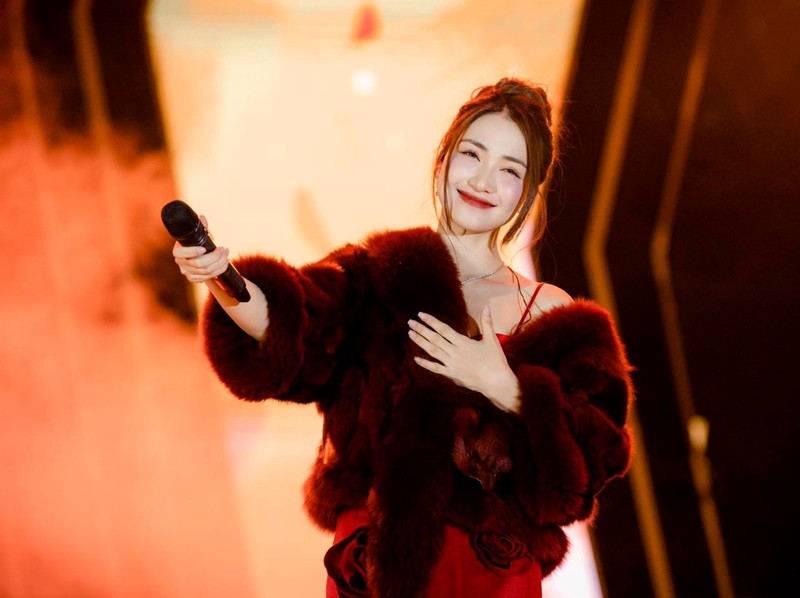 2023 là năm thành công của Hòa Minzy. Ca khúc cô kết hợp cùng Tăng Duy Tân - Bật tình yêu lên trở thành một bản hit. MV Thị Mầu của Hòa Minzy trong năm 2023 cũng được khán giả đón nhận và được 2 đề cử ở các hạng mục MV ca nhạc được yêu thích nhất, Ca khúc được yêu thích nhất tại Mai Vàng 2023.