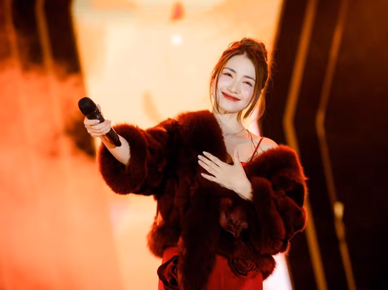 2023 là năm thành công của Hòa Minzy. Ca khúc cô kết hợp cùng Tăng Duy Tân - Bật tình yêu lên trở thành một bản hit. MV Thị Mầu của Hòa Minzy trong năm 2023 cũng được khán giả đón nhận và được 2 đề cử ở các hạng mục MV ca nhạc được yêu thích nhất, Ca khúc được yêu thích nhất tại Mai Vàng 2023.