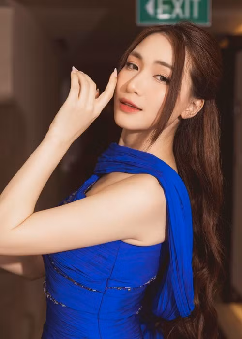 Ngoài hoạt động nghệ thuật, hiện tại, bà mẹ một con còn kinh doanh online. Hòa Minzy chia sẻ, cô muốn có nhiều nguồn tiền lưu động để mỗi khoản tiền kiếm được sẽ dùng cho các mục đích khác nhau.