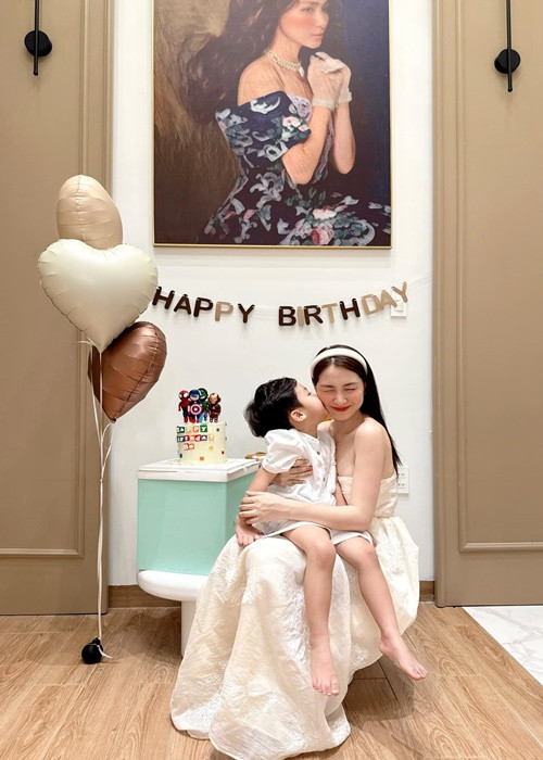 Nữ ca sĩ được khen khéo nuôi con khi bé Bo tự lập từ nhỏ, lễ phép và ngoan ngoãn.