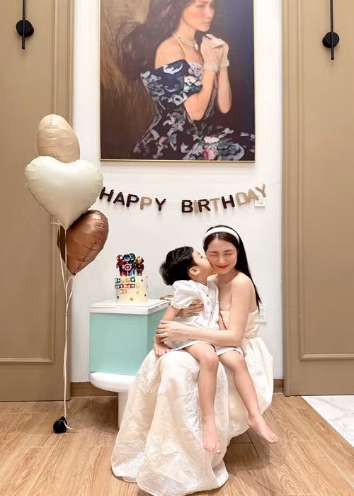 Nữ ca sĩ được khen khéo nuôi con khi bé Bo tự lập từ nhỏ, lễ phép và ngoan ngoãn.