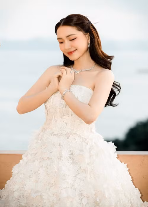 Hòa Minzy từng thổ lộ, cô cố gắng làm việc vì người thân: "Nếu ai hỏi em vẫn đang cố gắng vì điều gì? Tại sao làm ca sĩ nổi tiếng kiếm tiền tỷ rồi vẫn phải bán hàng ngày đêm, livestream khắp nơi không sợ mất hình ảnh hay sao. Em cũng sợ, cũng mệt nhưng em không cho phép bản thân nghỉ ngơi vì những người thân yêu".