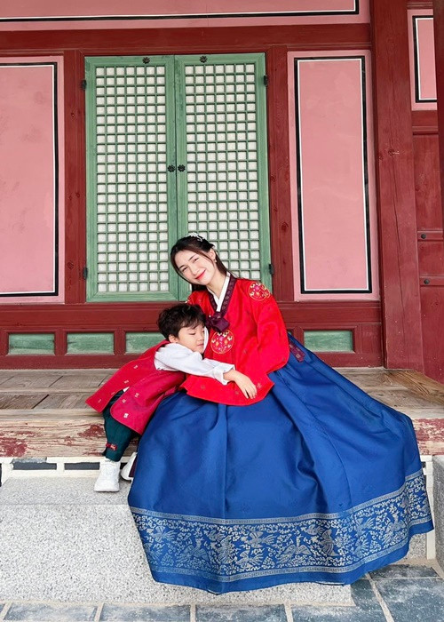 Hòa Minzy từng gửi lời xin lỗi đến con trai. “Mẹ đang rất cố gắng để có thể song song vừa được bên con nhiều nhất và vừa hoàn thành tốt công việc mà mẹ đang may mắn có. Tất cả mọi thứ mẹ đang làm là vì con và ông bà ngoại, cũng như là chính bản thân mẹ, sự nghiệp của mẹ. Cùng mẹ cố gắng thêm 1 chút nữa nhé, em bé của mẹ thực sự rất ngoan và tuyệt vời rồi", cô nhắn nhủ con.