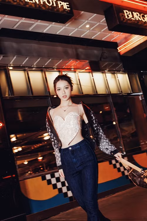 “Tôi cảm thấy rằng mình đang sống trong tình yêu thương và bao bọc của ba mẹ rất nhiều nên tôi thấy tôi giàu ở sự yêu thương, tận tâm, chăm sóc của bố mẹ”, AMEE chia sẻ.