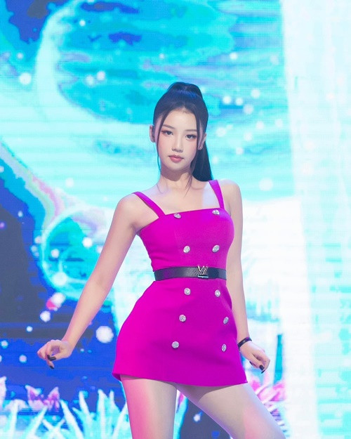 Nữ ca sĩ 24 tuổi sở hữu nhan sắc xinh đẹp với body chuẩn, đặc biệt là vòng eo không chút mỡ thừa.