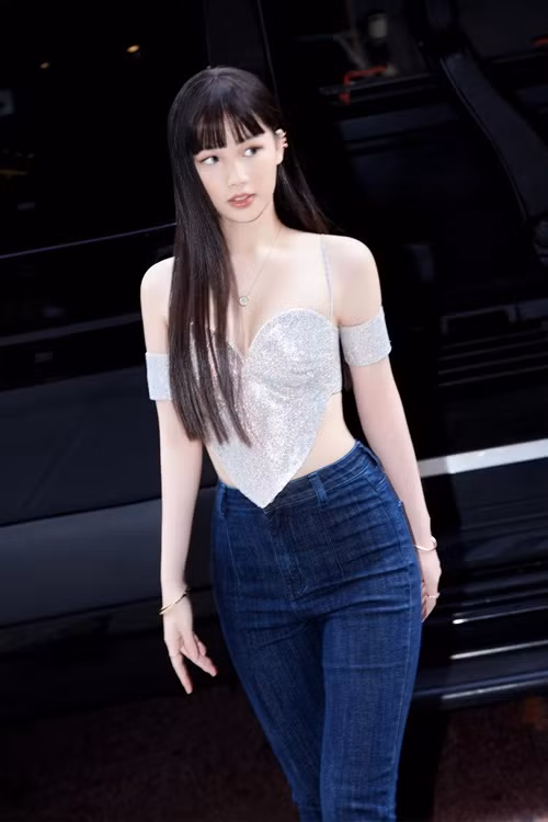 AMEE được tuyển chọn thẳng làm thực tập sinh của St.319 Entertainment khi 15 tuổi và được rèn luyện thanh nhạc cũng như vũ đạo trong vòng 4 năm trước khi ra mắt.