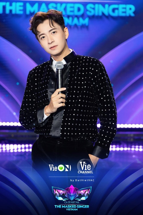 Bằng tuổi Noo Phước Thịnh, Ngô Kiến Huy nỗ lực tìm chỗ đứng trong làng giải trí. Ngoài ca hát, anh còn đóng phim, làm MC.