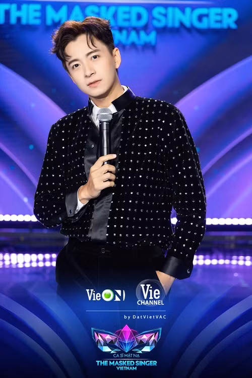 Bằng tuổi Noo Phước Thịnh, Ngô Kiến Huy nỗ lực tìm chỗ đứng trong làng giải trí. Ngoài ca hát, anh còn đóng phim, làm MC.