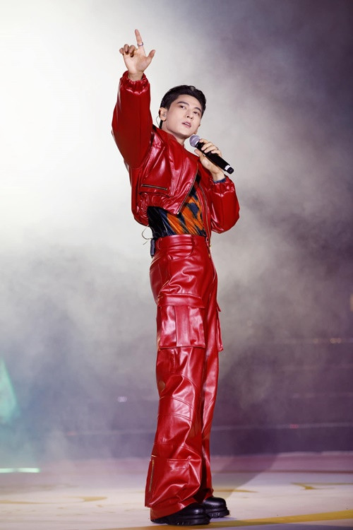 Sinh năm 1988, ca sĩ Isaac hoạt động trong nhóm 365 của Ngô Thanh Vân từ khi nhóm thành lập (năm 2010) đến khi tan rã (năm 2016).