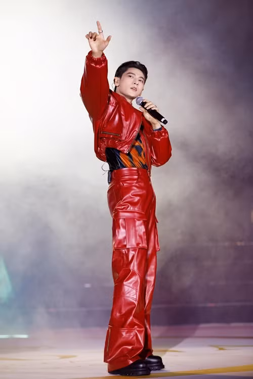 Sinh năm 1988, ca sĩ Isaac hoạt động trong nhóm 365 của Ngô Thanh Vân từ khi nhóm thành lập (năm 2010) đến khi tan rã (năm 2016).