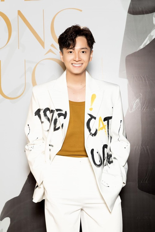 Ngô Kiến Huy sở hữu gương mặt điển trai với nụ cười răng khểnh.