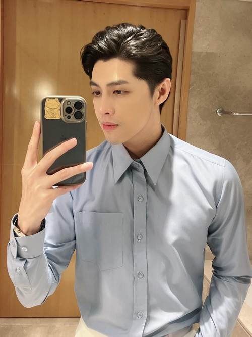 Anh sở hữu sống mũi cao, đôi môi trái tim cuốn hút, làn da không tỳ vết cùng vóc dáng cao ráo, săn chắc.