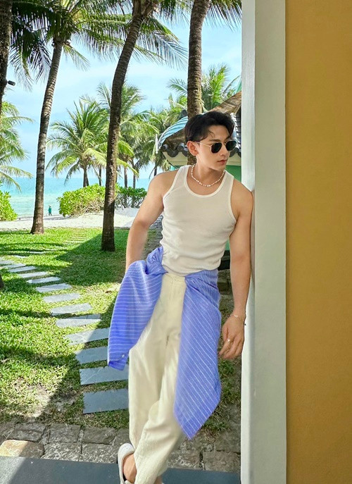 Isaac từng bị bạn bè kỳ thị, ức hiếp vì gầy gò, ốm yếu. Vẻ điển trai cùng body săn chắc đánh dấu nỗ lực ngày càng hoàn thiện bản thân của anh.