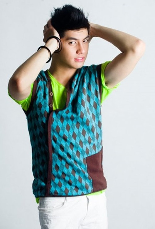 Theo Znews, năm 2009, Noo Phước Thịnh bắt đầu ca hát khi tung album đầu tay mang tên Ba chấm. Đến năm 2010, anh nổi tiếng với vai trò ca sĩ khi cho ra đĩa đơn đầu tiên mang tên Đổi thay. Các bản hit của Noo Phước Thịnh gồm: Mất em, Chợt thấy em khóc, Gạt đi nước mắt, Mãi mãi bên nhau , Cause I love you, Nỗi nhớ đầy vơi.