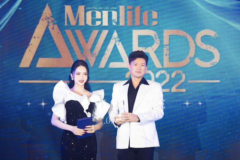 Mới đây, trên truyền thông, Hương Giang hài hước cho biết, Dược sĩ Tiến nói rằng nếu không ai cưới cô thì đến lúc về già, anh sẽ cưới cô.