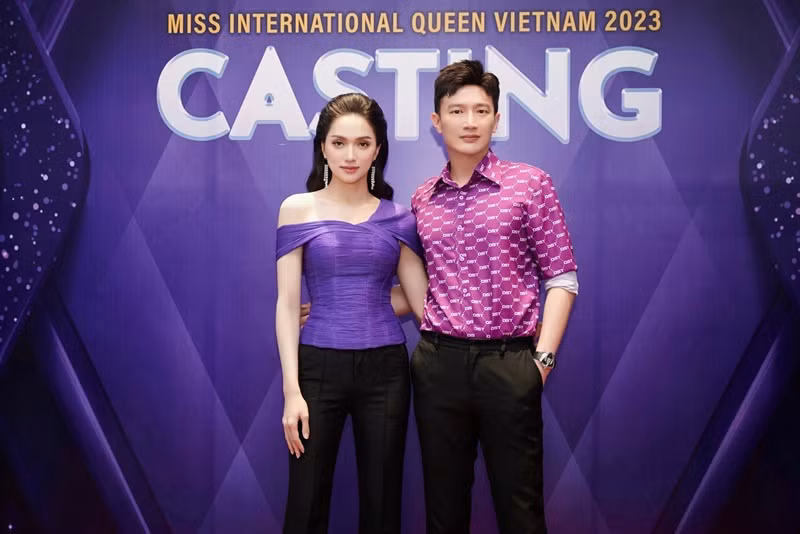 Hương Giang và Dược sĩ Tiến làm chương trình The New Mentor, Miss International Queen Vietnam.