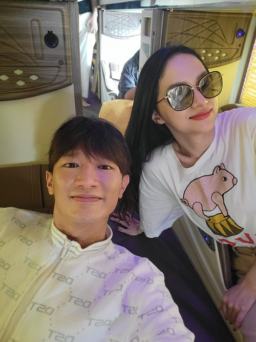 "Hầu như những việc khi mọi người khuyến khích, tung hô tôi làm gì thì Hương Giang sẽ kéo tôi lại. Hương Giang từng nói là: “Anh ơi, những chuyện đó em trải qua rồi. Anh cẩn thận một chút xíu, đừng để lao vào vết xe đổ của em”. Đó là lúc tôi cảm thấy Hương Giang rất chân thành, nếu để nói ai là người kéo tôi lại trong những cơn “say máu” thì đó chính là Hương Giang", anh nói.