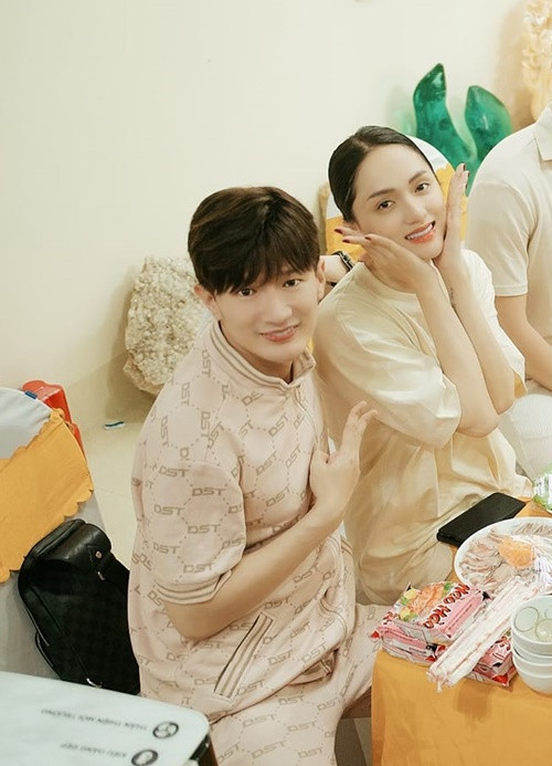 "Chúng tôi mua nhà chung, ai đứng tên cũng được, không quan tâm khi nào bán, lời hay lỗ. Chúng tôi đều không phải là người thích tranh giành. Nên nếu một ngày cả hai không còn chơi chung, thì số bất động sản ấy chắc anh Tiến sẽ nhường cho tôi", nữ ca sĩ tiết lộ.