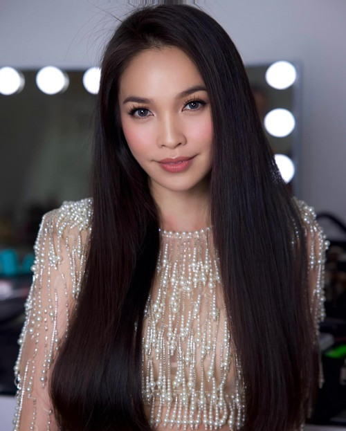 Hiền Thục còn xông hơi toàn thân, ủ tóc kèm theo đắp mặt nạ cấp ẩm. Cô thoa dầu dưỡng thể toàn body để chống mất nước và rạn da.