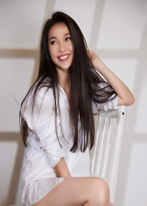 Hiền Thục bôi thêm tinh chất cân bằng độ ẩm, chống nếp nhăn với vùng mắt, cổ và đôi môi.