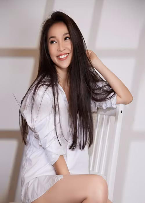 Hiền Thục bôi thêm tinh chất cân bằng độ ẩm, chống nếp nhăn với vùng mắt, cổ và đôi môi.