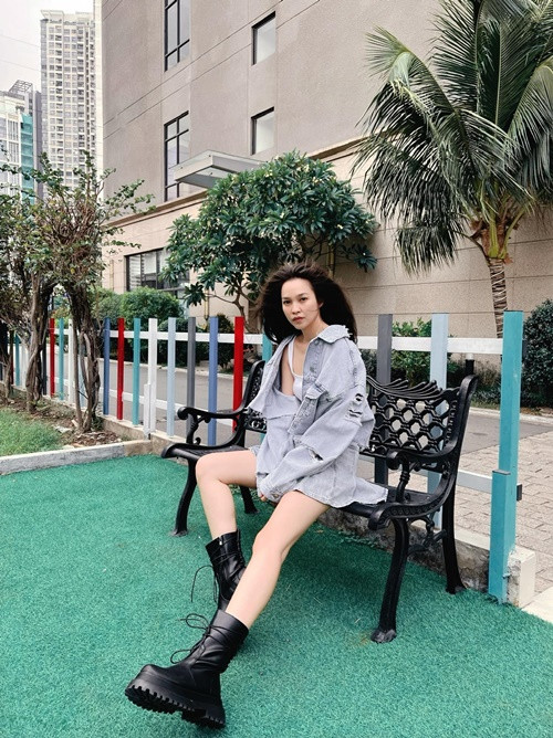 Hiền Thục tự tin diện áo crop top, váy ngắn, quần yếm, quần jean.