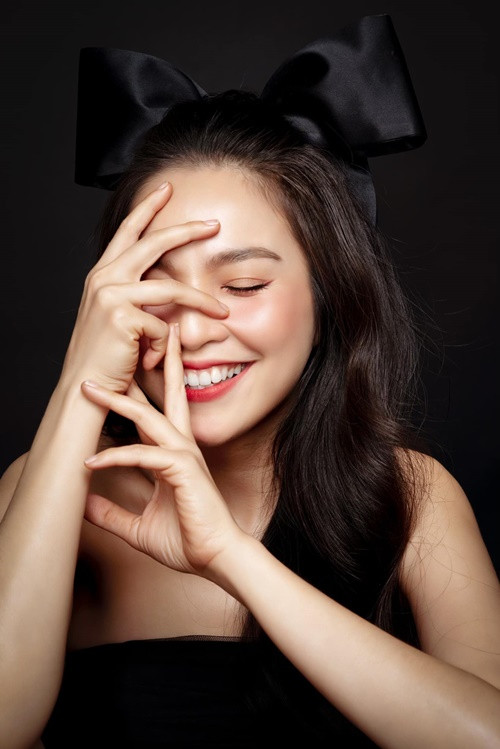 Hiền Thục chia sẻ, mỗi ngày, cô sẽ dành 4 giờ đồng hồ từ 10h30 sáng đến 2h30 chiều để giữ gìn nhan sắc. Đầu tiên, cô sẽ uống nửa lít nước ấm trước khi tắm và tẩy da chết. Khi gội đầu, Hiền Thục sử dụng sản phẩm chiết xuất hoàn toàn từ thiên nhiên, không có hóa chất.