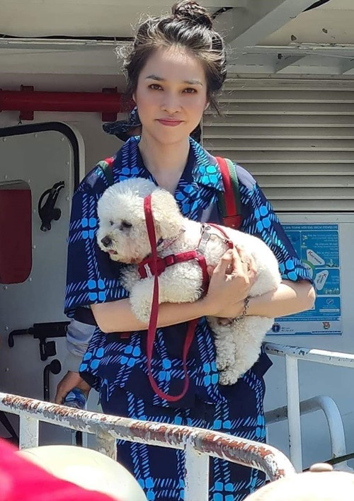 Hiền Thục chẳng ngại búi tóc cao "hack tuổi".