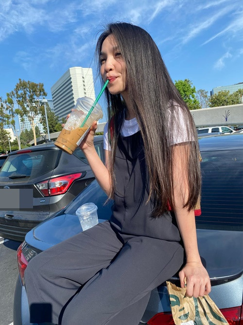 Nữ ca sĩ trông trẻ trung không khác thiếu nữ còn nhờ phong cách thời trang.