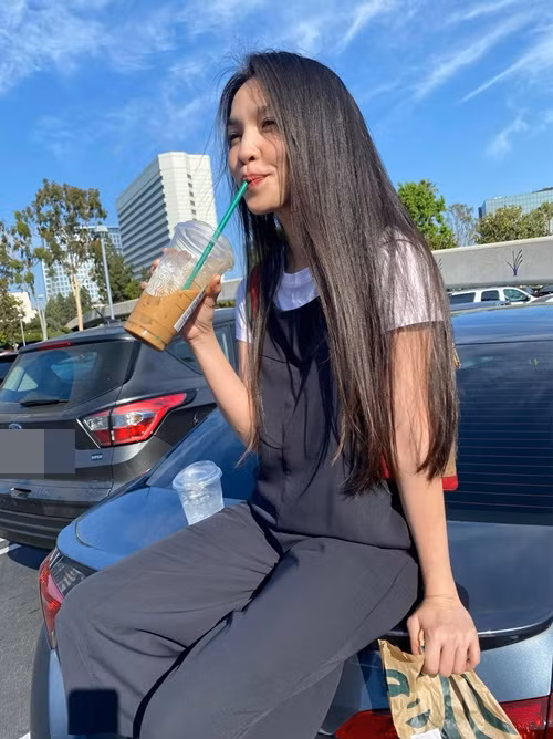 Nữ ca sĩ trông trẻ trung không khác thiếu nữ còn nhờ phong cách thời trang.