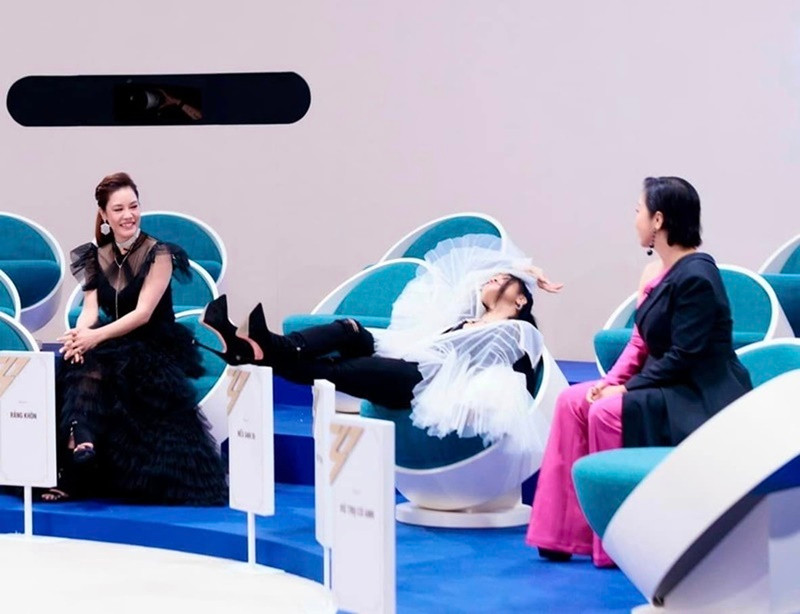 Diva Hồng Nhung lại vướng ồn ào “ngạo mạn” ở Chị đẹp đạp gió rẽ sóng. Sự việc xuất phát từ hành động cô gác chân lên tấm bảng viết tên hit Nếu anh đi cũng như bất ngờ đặt câu hỏi với ban cố vấn: "Chị còn được chấm cả điểm à. Từ hồi 15 tuổi đến bây giờ mới có người chấm điểm chị đấy". Ảnh: FBNV.