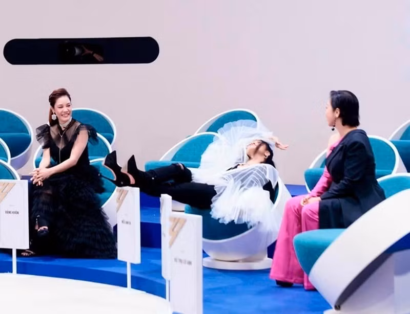 Diva Hồng Nhung lại vướng ồn ào “ngạo mạn” ở Chị đẹp đạp gió rẽ sóng. Sự việc xuất phát từ hành động cô gác chân lên tấm bảng viết tên hit Nếu anh đi cũng như bất ngờ đặt câu hỏi với ban cố vấn: "Chị còn được chấm cả điểm à. Từ hồi 15 tuổi đến bây giờ mới có người chấm điểm chị đấy". Ảnh: FBNV.