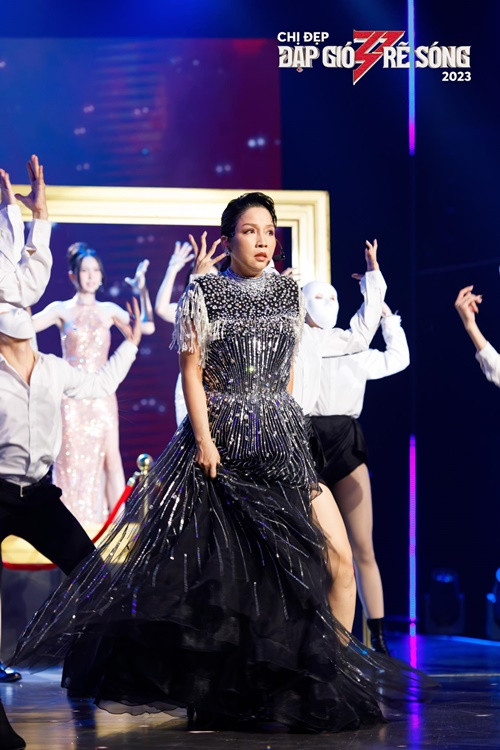 Cụ thể, trong phần lời "Chiều nay còn mưa sao em không lại?/ Nhỡ mai trong cơn đau vùi/ Làm sao có nhau? Hằn lên nỗi đau/ Bước chân em xin về mau", đội của Mỹ Linh hát nhầm "nhỡ mai" thành "nhớ mãi". Ảnh: Fanpage.