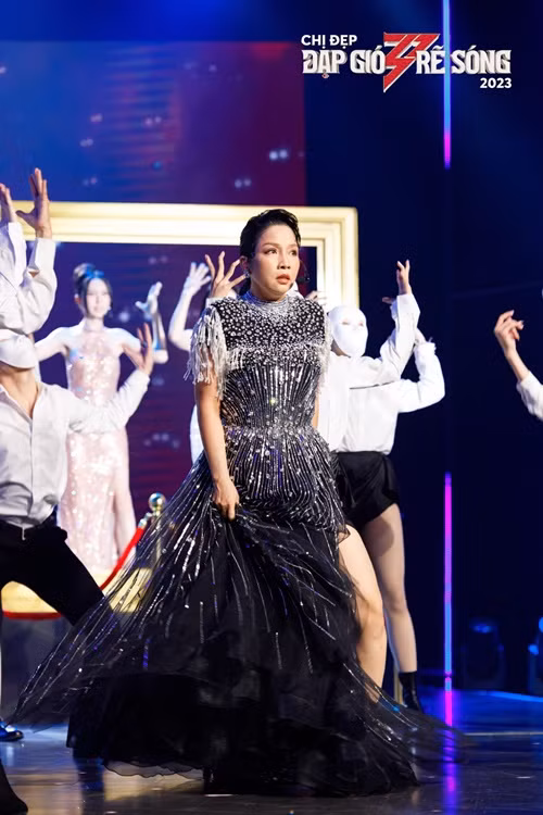 Cụ thể, trong phần lời "Chiều nay còn mưa sao em không lại?/ Nhỡ mai trong cơn đau vùi/ Làm sao có nhau? Hằn lên nỗi đau/ Bước chân em xin về mau", đội của Mỹ Linh hát nhầm "nhỡ mai" thành "nhớ mãi". Ảnh: Fanpage.