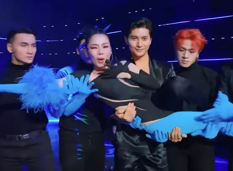 Lệ Quyên cũng gây tranh cãi khi yêu cầu cho Lâm Bảo Châu có cơ hội dẫn lại ở Chị đẹp đạp gió rẽ sóng vì nghĩ rằng bạn trai của cô lên sóng quá ít. Nhiều người cho rằng điều này làm mất thời gian của khán giả. Ảnh: Vietnamnet.