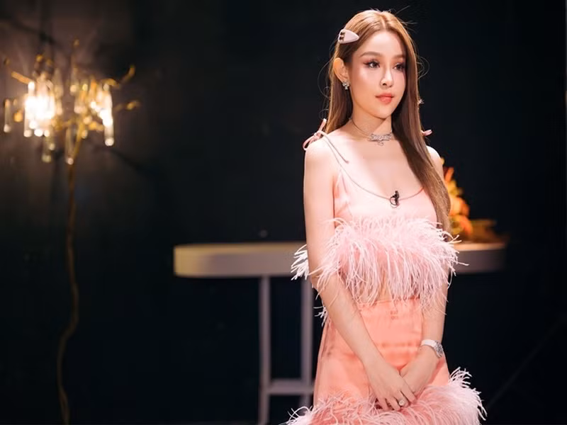 Trước vụ việc đội Mỹ Linh hát sai lời, Chị đẹp đạp gió rẽ sóng vướng không ít ồn ào. Ví như việc Huyền Baby bị loại trong Công diễn 5 vấp phải những ý kiến trái chiều. Ảnh: Fanpage.