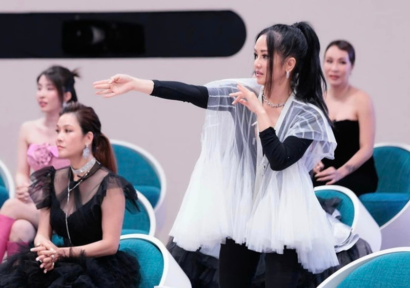 Hồng Nhung cho biết, do bất cẩn, cô gác chân lên biển tên bài hát. Nữ ca sĩ phủ nhận cao ngạo. “Chỉ có những fan ruột mới hiểu, còn trên chương trình phát Youtube đại chúng, nếu có bị suy luận cách khác cũng là có lý do rồi. Nếu được làm lại, tôi sẽ không làm thế!”, nữ ca sĩ bày tỏ. Ảnh: FBNV.